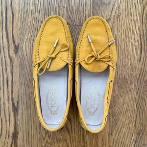 Tod’s woman’s driving shoes in yellow suede (37.5)